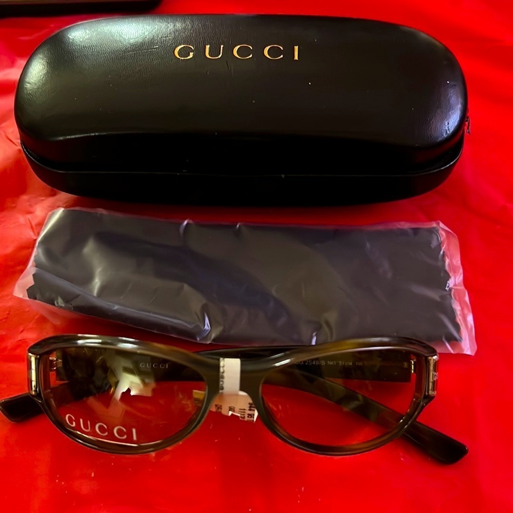 New vintage Gucci sunglasses with case - Picture 1 of 9